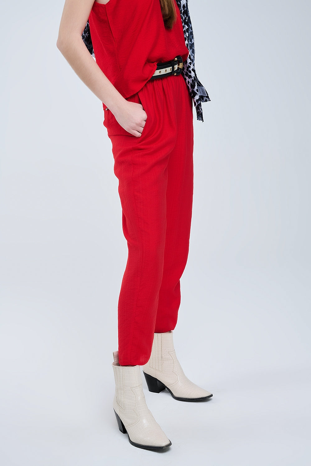 Pantalon d'été avec taille élastiquée et poches en rouge