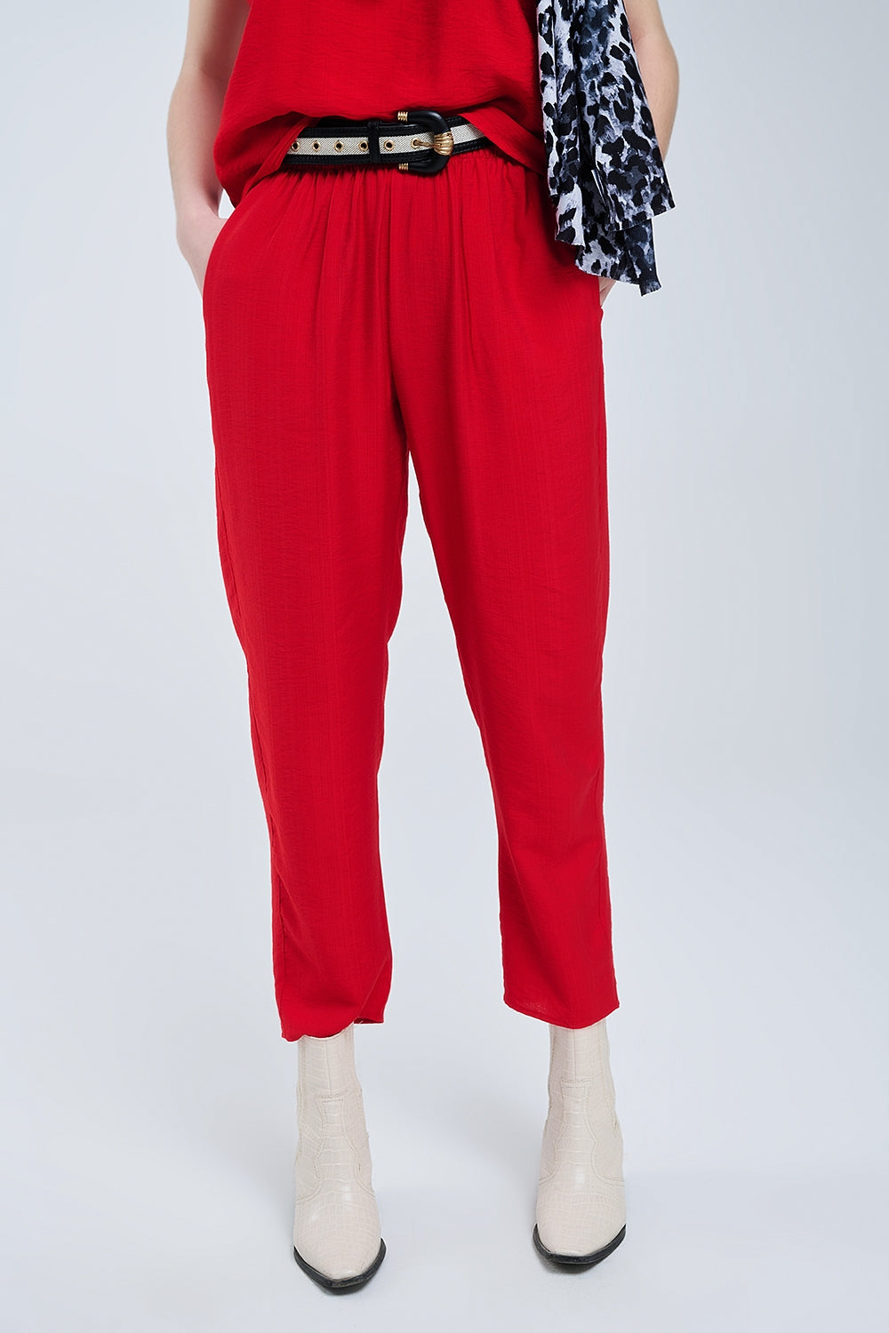 Pantalon d'été avec taille élastiquée et poches en rouge