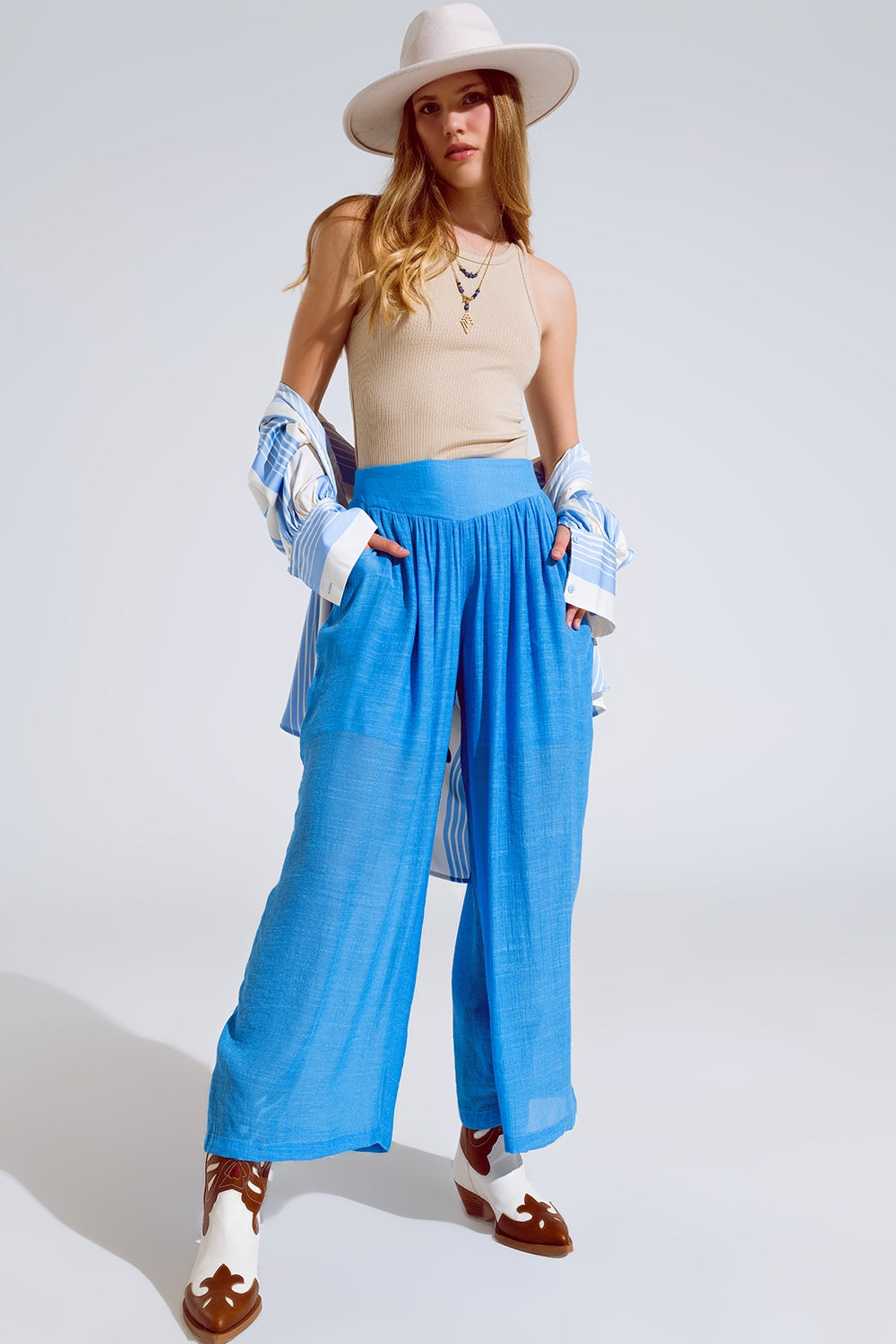 Pantalon de style palazzo bleu avec poches latérales et bande de taille épaisse