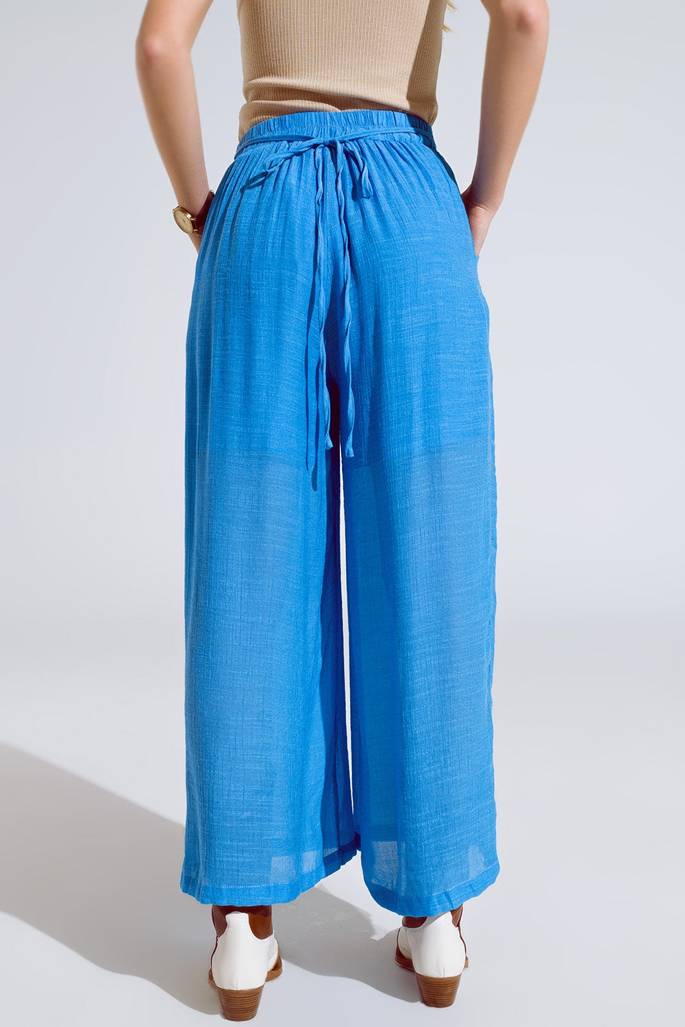 Pantalon de style palazzo bleu avec poches latérales et bande de taille épaisse