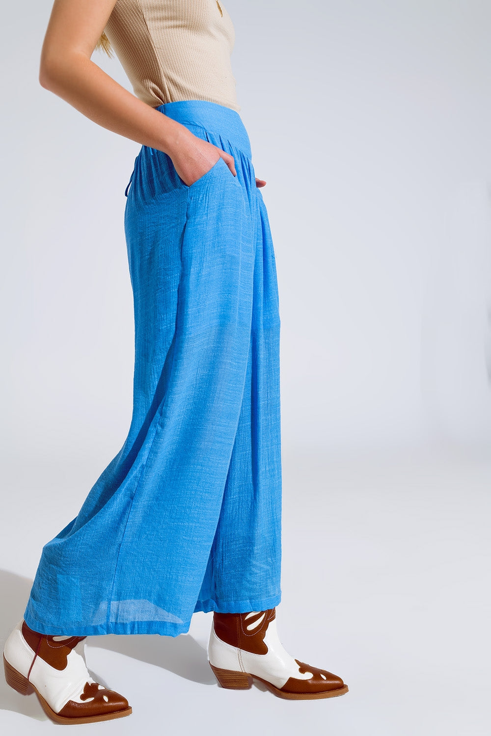 Pantalon de style palazzo bleu avec poches latérales et bande de taille épaisse