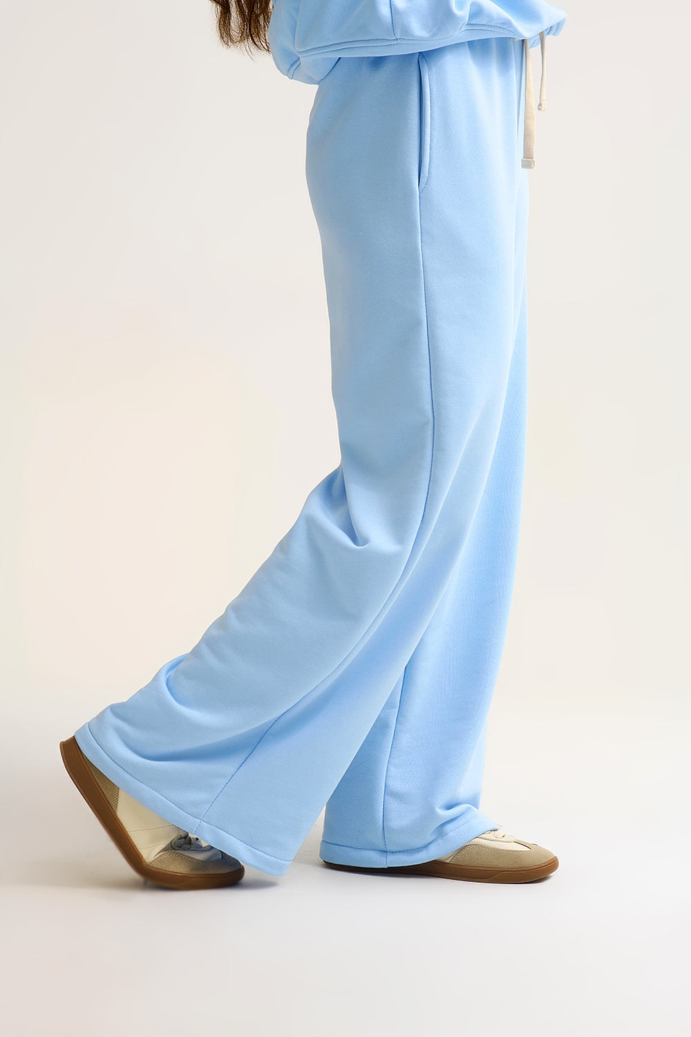 Pantalon de survêtement à coupe droite en tricot bleu ciel avec taille élastique et cravate