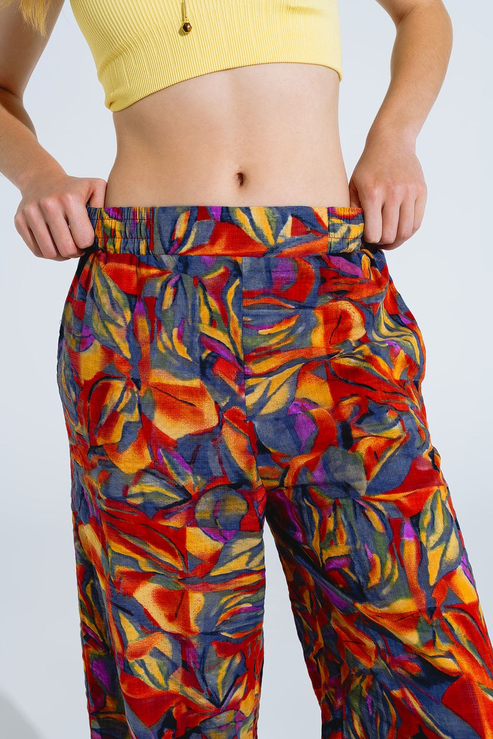 Pantalon droit à imprimé floral multicolore e en nuances de rouge