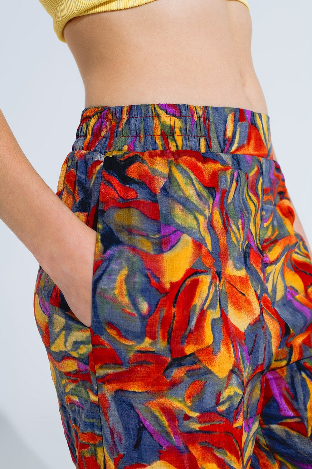 Pantalon droit à imprimé floral multicolore e en nuances de rouge