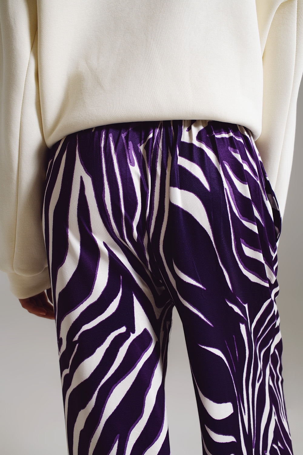 Pantalon droit à motif zèbre en violet et blanc