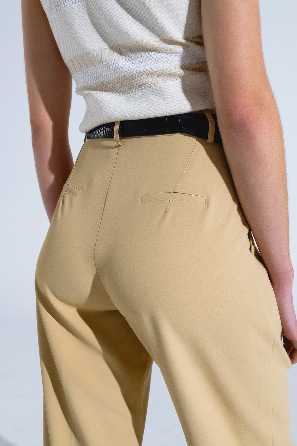 Pantalon droit avec poches latérales et pinces en Beige