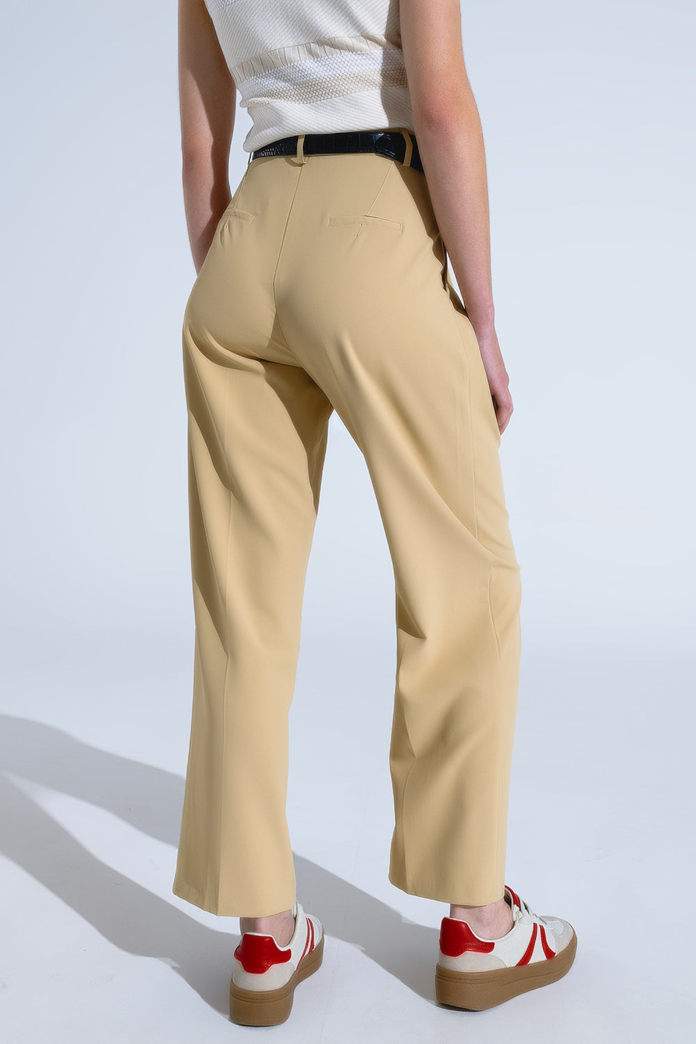 Pantalon droit avec poches latérales et pinces en Beige