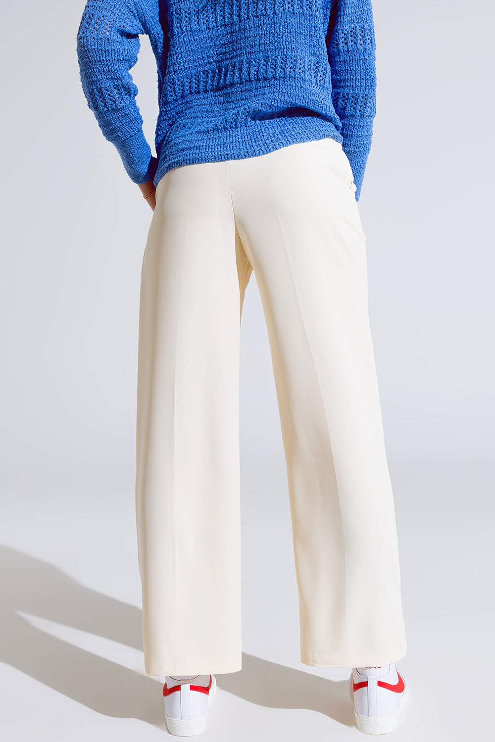 Pantalon droit avec poches latérales et pinces en crème