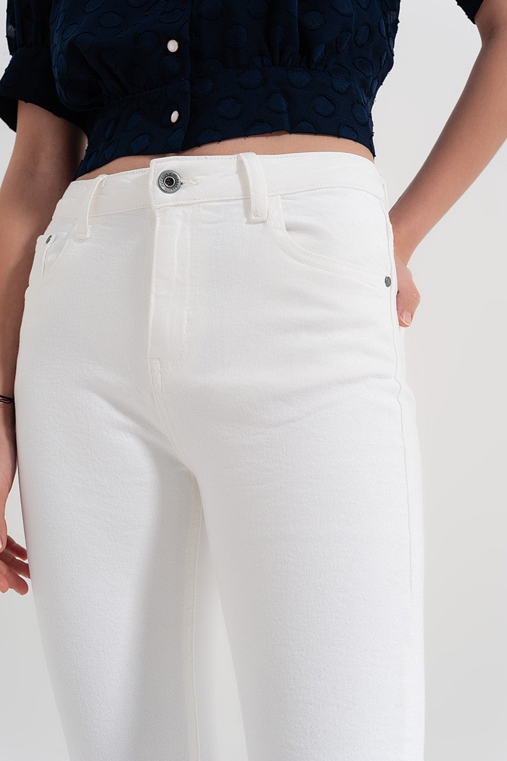 Pantalon droit en blanc à larges chevilles