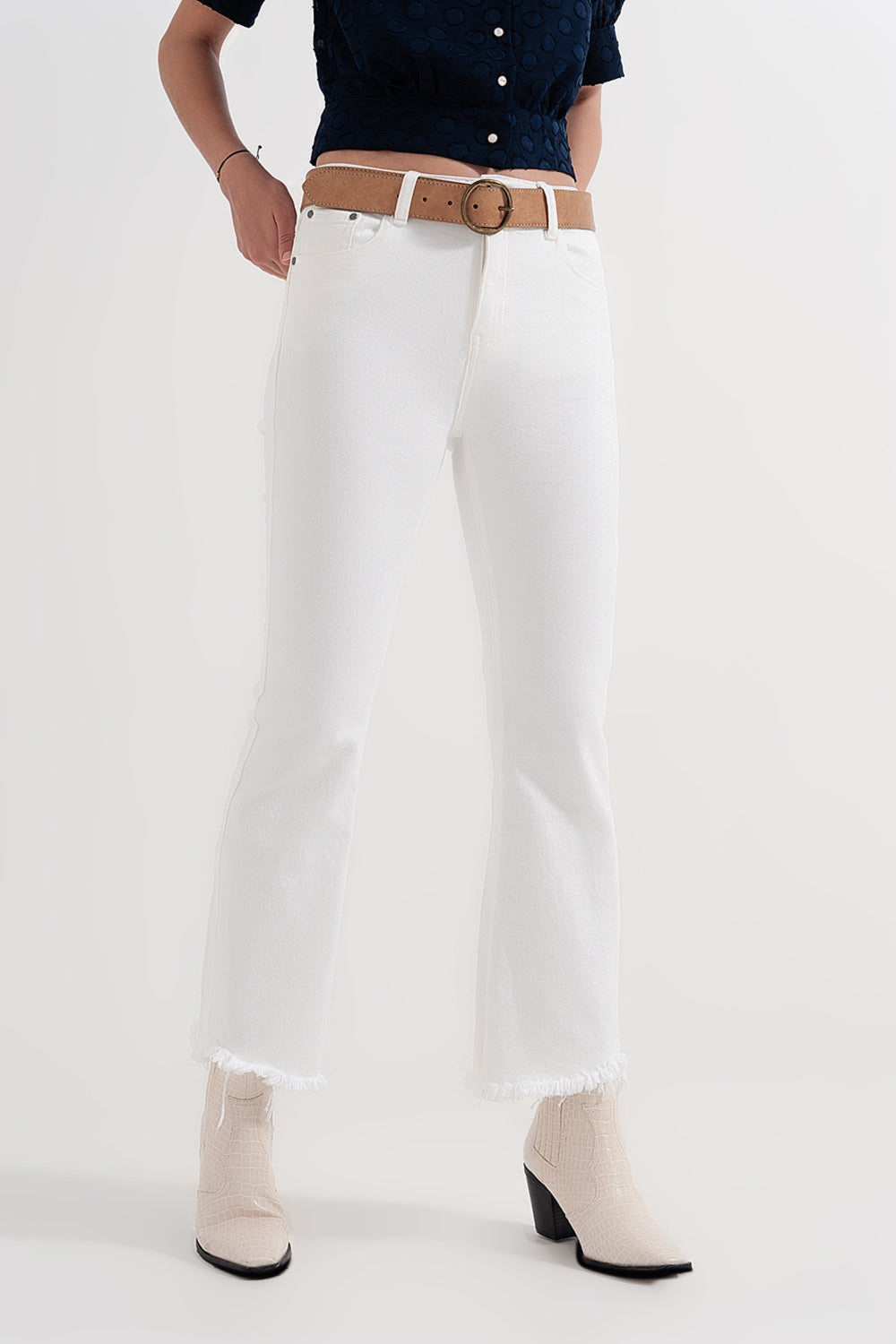 Q2 Pantalon droit en blanc à larges chevilles