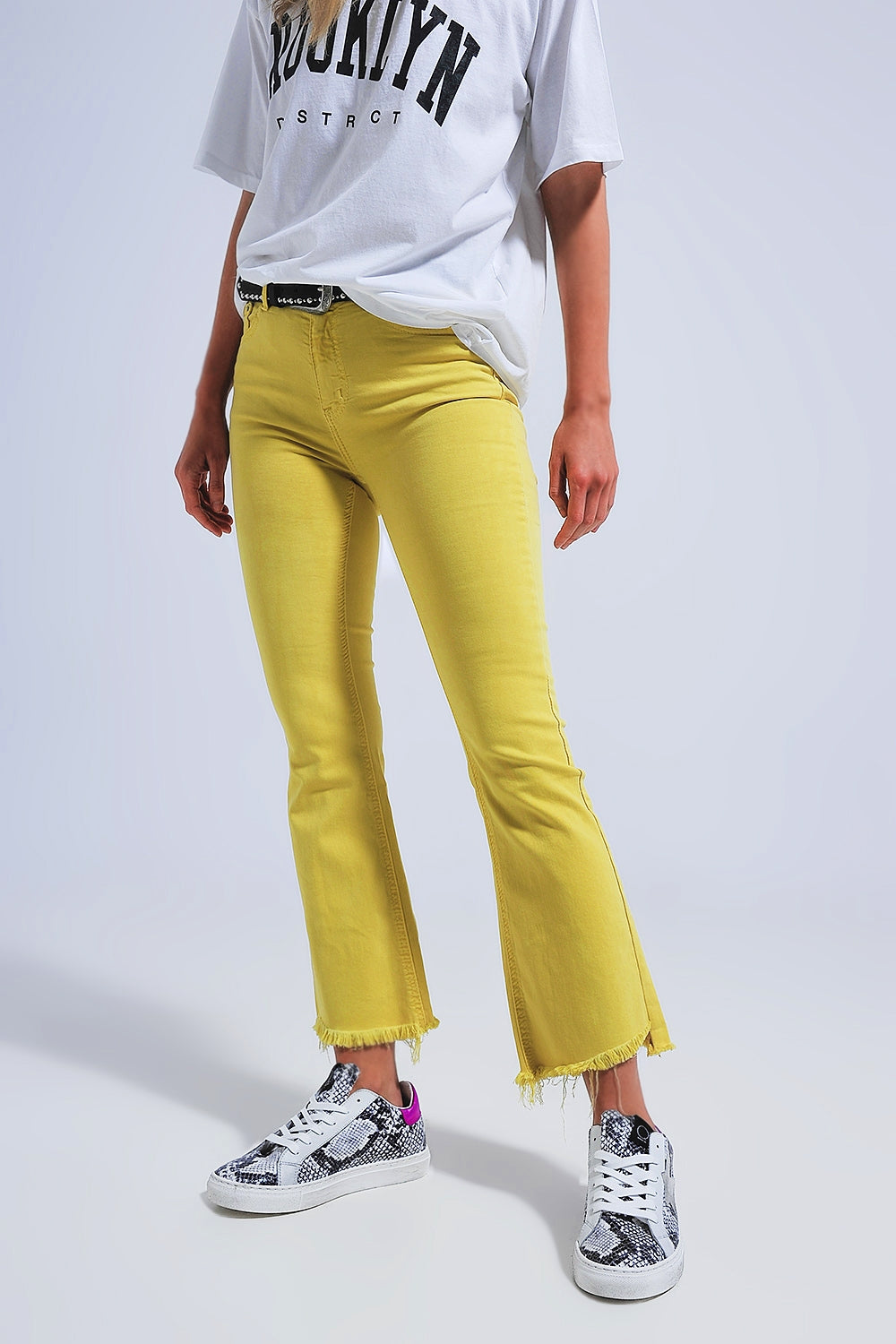 Q2 Pantalon droit en jaune à larges chevilles