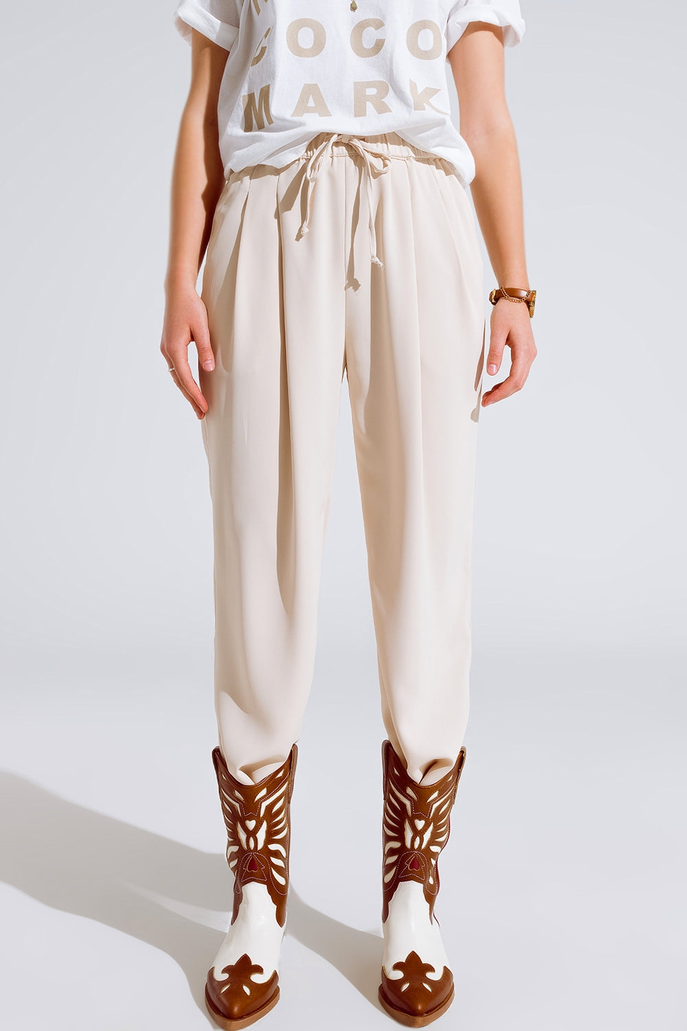 Q2 Pantalon en beige avec poches avant et fermeture par cordon de serrage