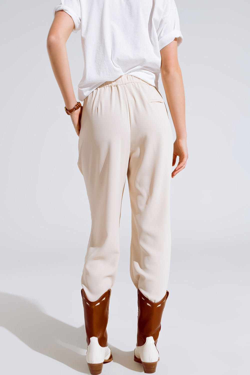 Pantalon en beige avec poches avant et fermeture par cordon de serrage