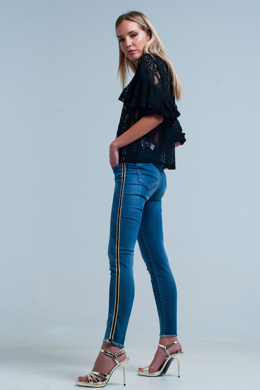 Pantalon en denim bleu avec bande latérale en or et noir