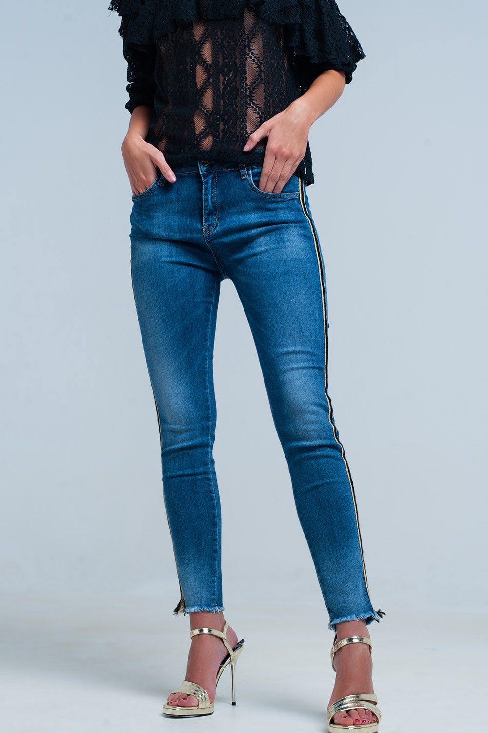 Pantalon en denim bleu avec bande latérale en or et noir