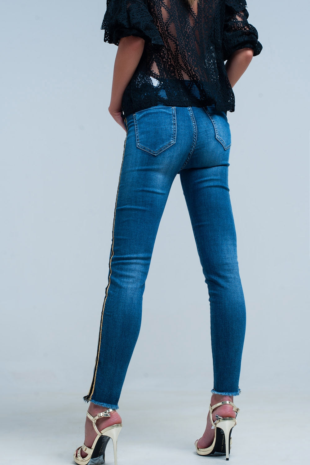 Pantalon en denim bleu avec bande latérale en or et noir