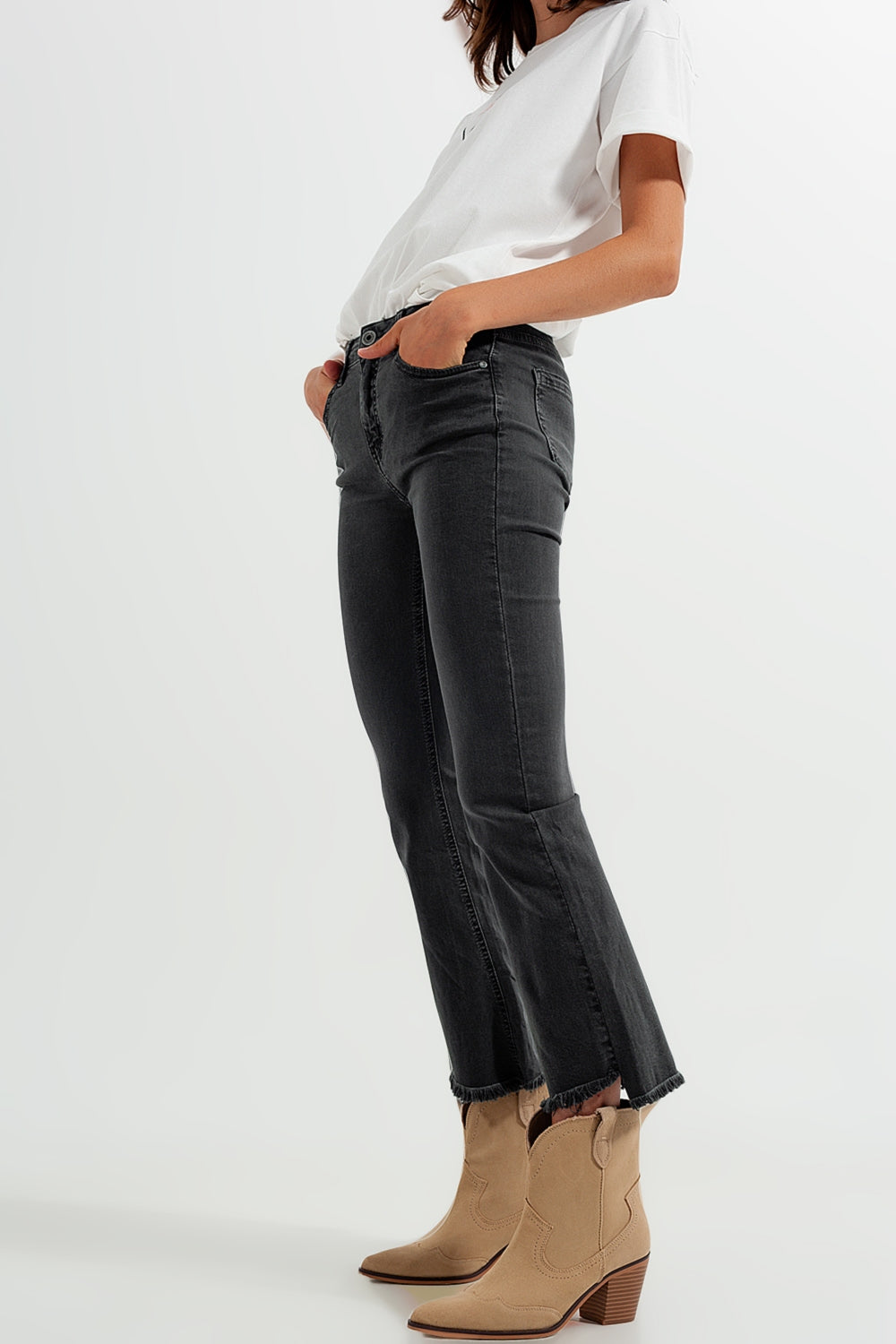 Pantalon en gris foncé avec chevilles larges