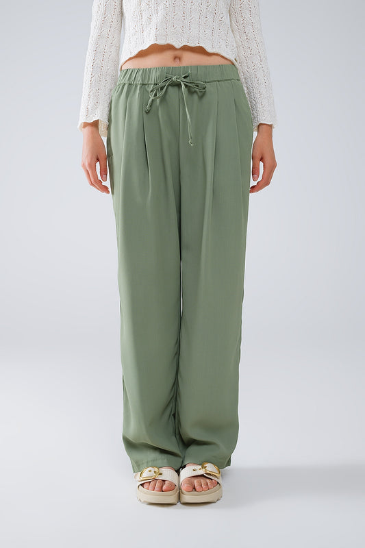 Q2 Pantalon en vert avec poches avant et fermeture par cordon de serrage