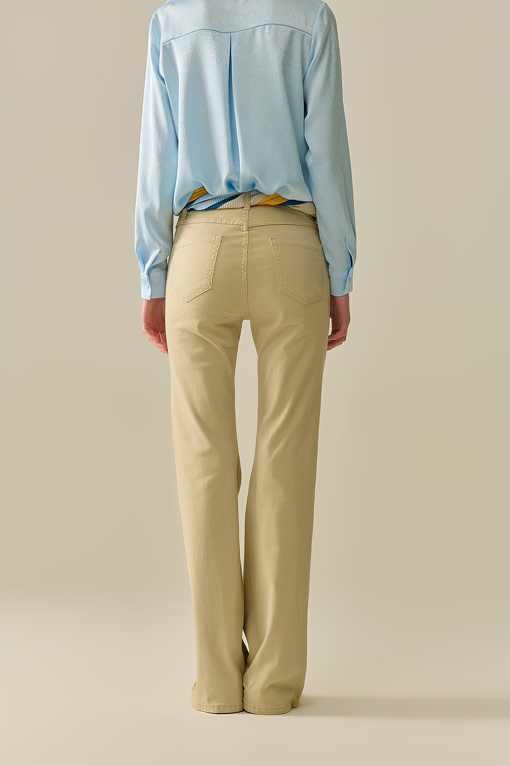 Pantalon évasé beige confortable et extensible
