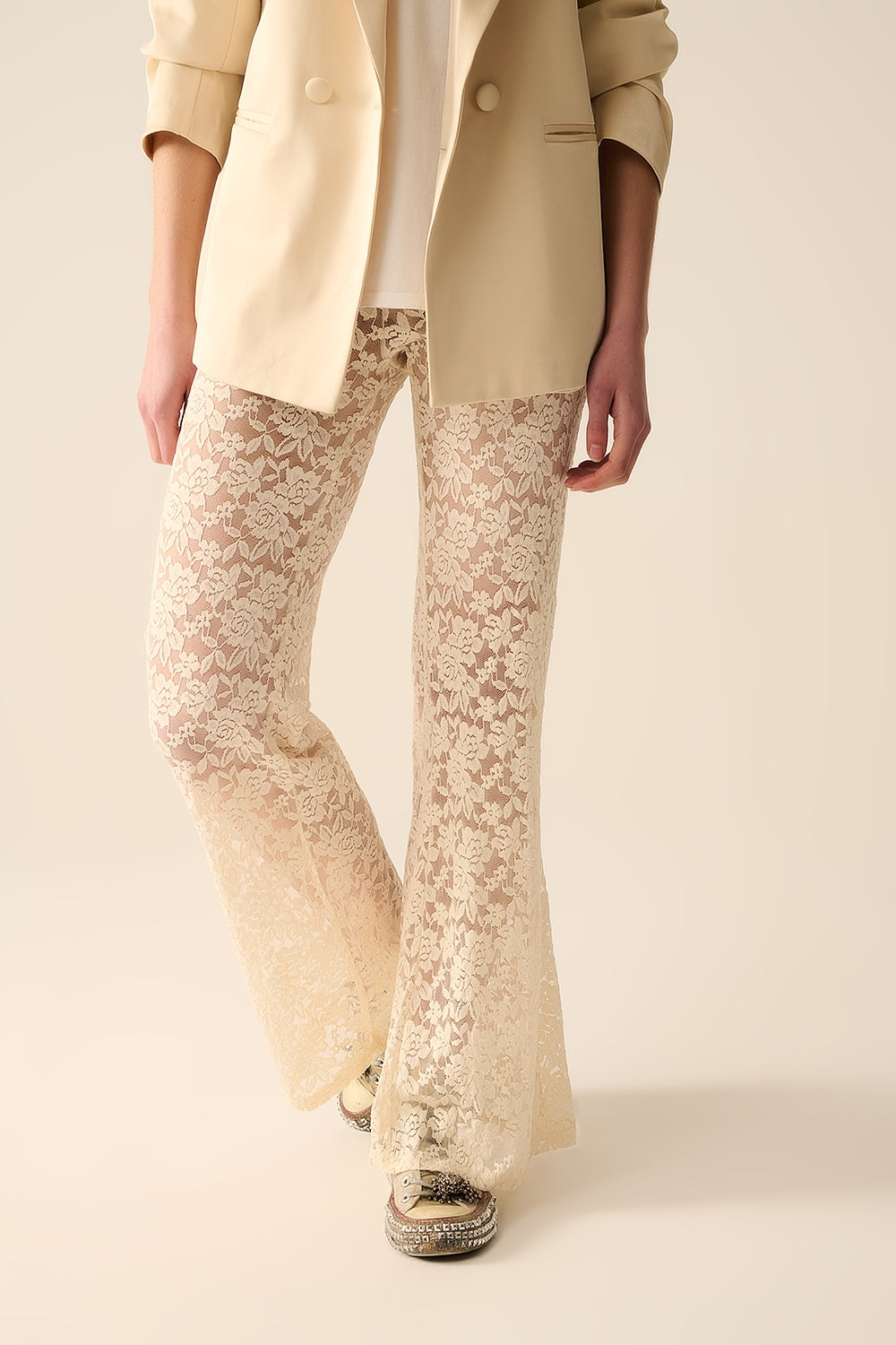 Q2 Pantalon évasé crème en dentelle florale