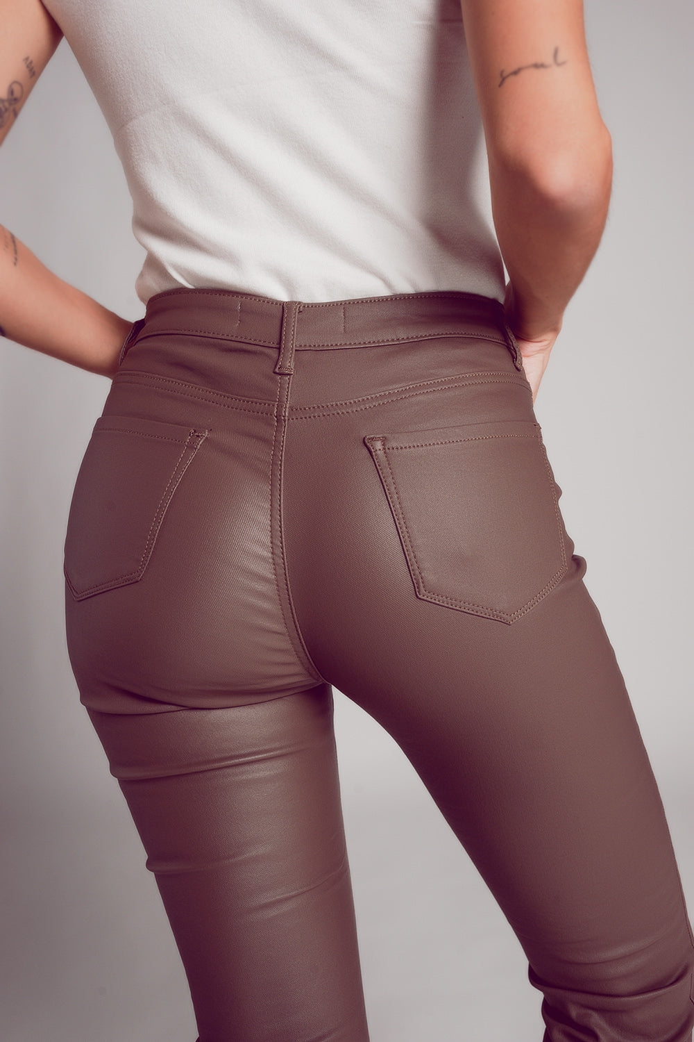 Pantalon évasé en similicuir stretch beige