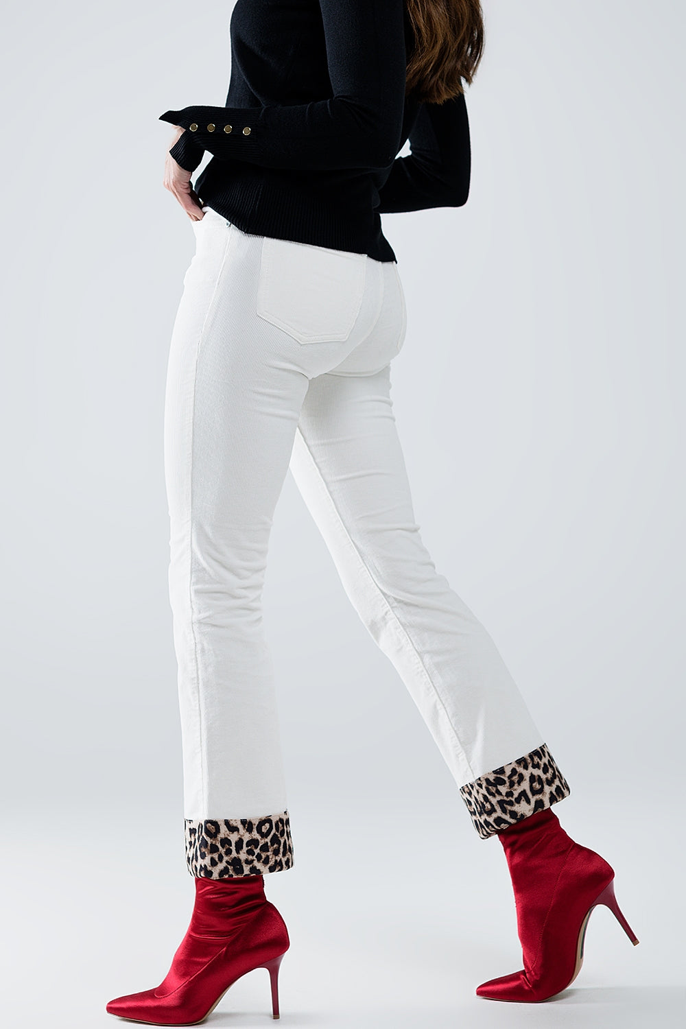 Pantalon évasé en velours côtelé crème avec imprimé léopard sur le bas