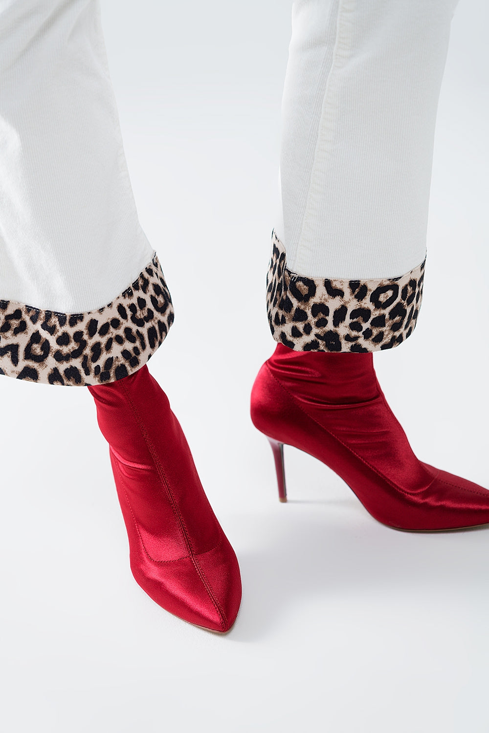 Pantalon évasé en velours côtelé crème avec imprimé léopard sur le bas