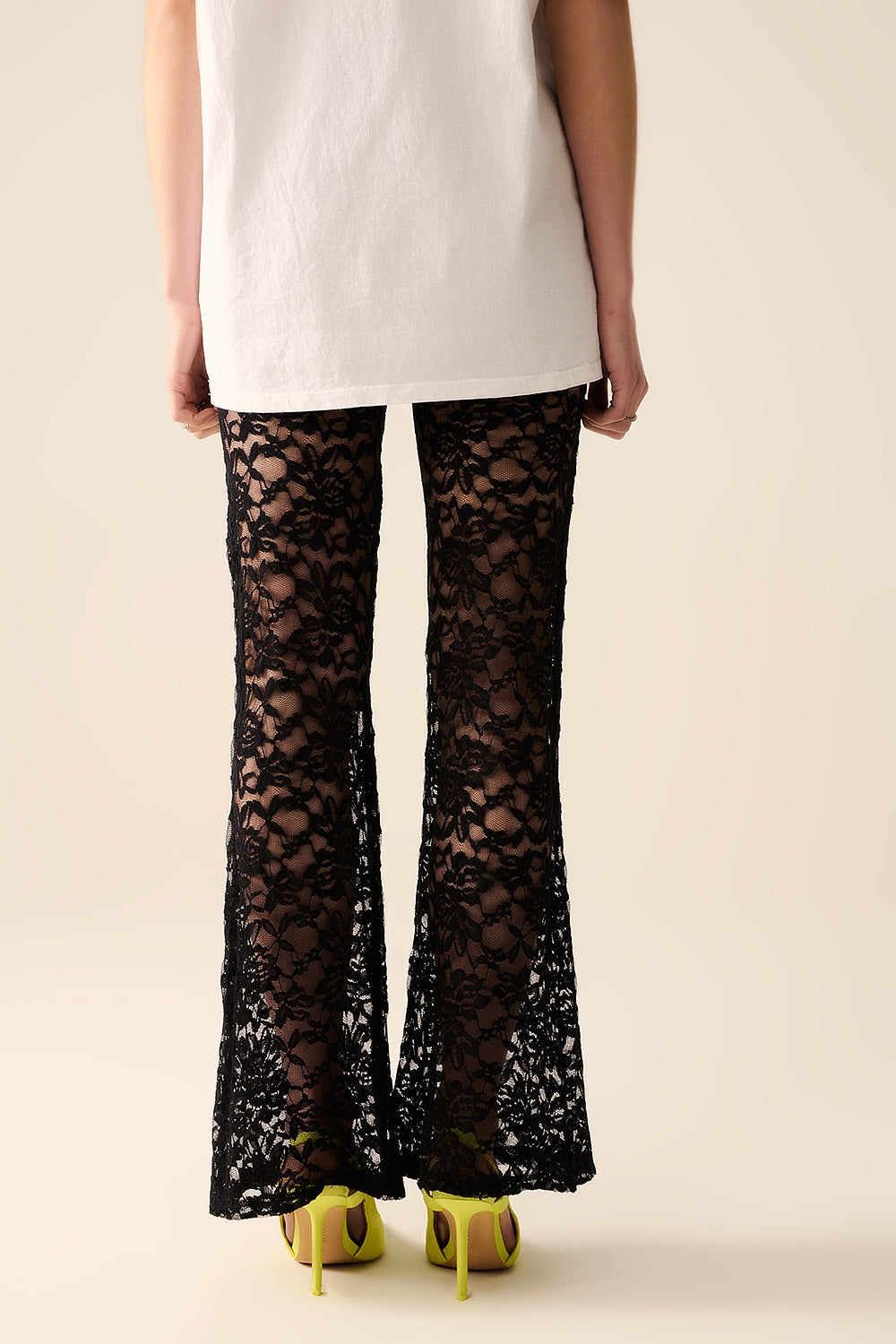Pantalon évasé noir en dentelle florale