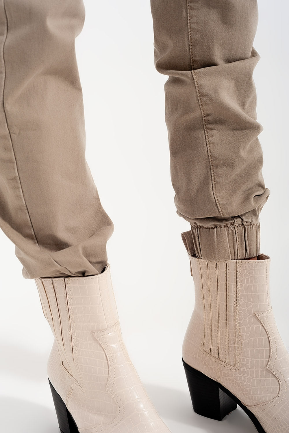 Pantalon fonctionnel avec chaîne et chevilles resserrées en beige