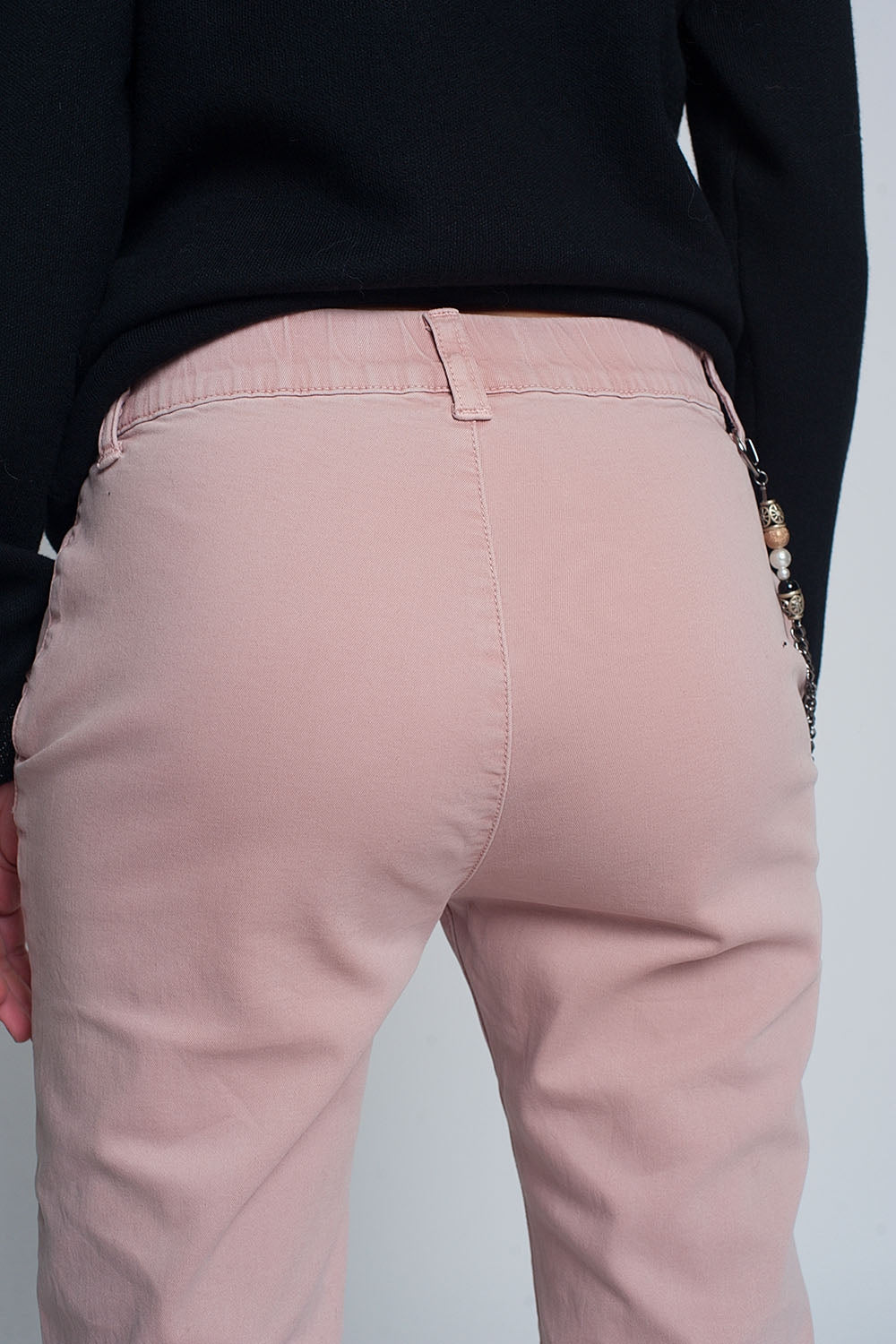 Pantalon fonctionnel avec chaîne et chevilles resserrées en rose