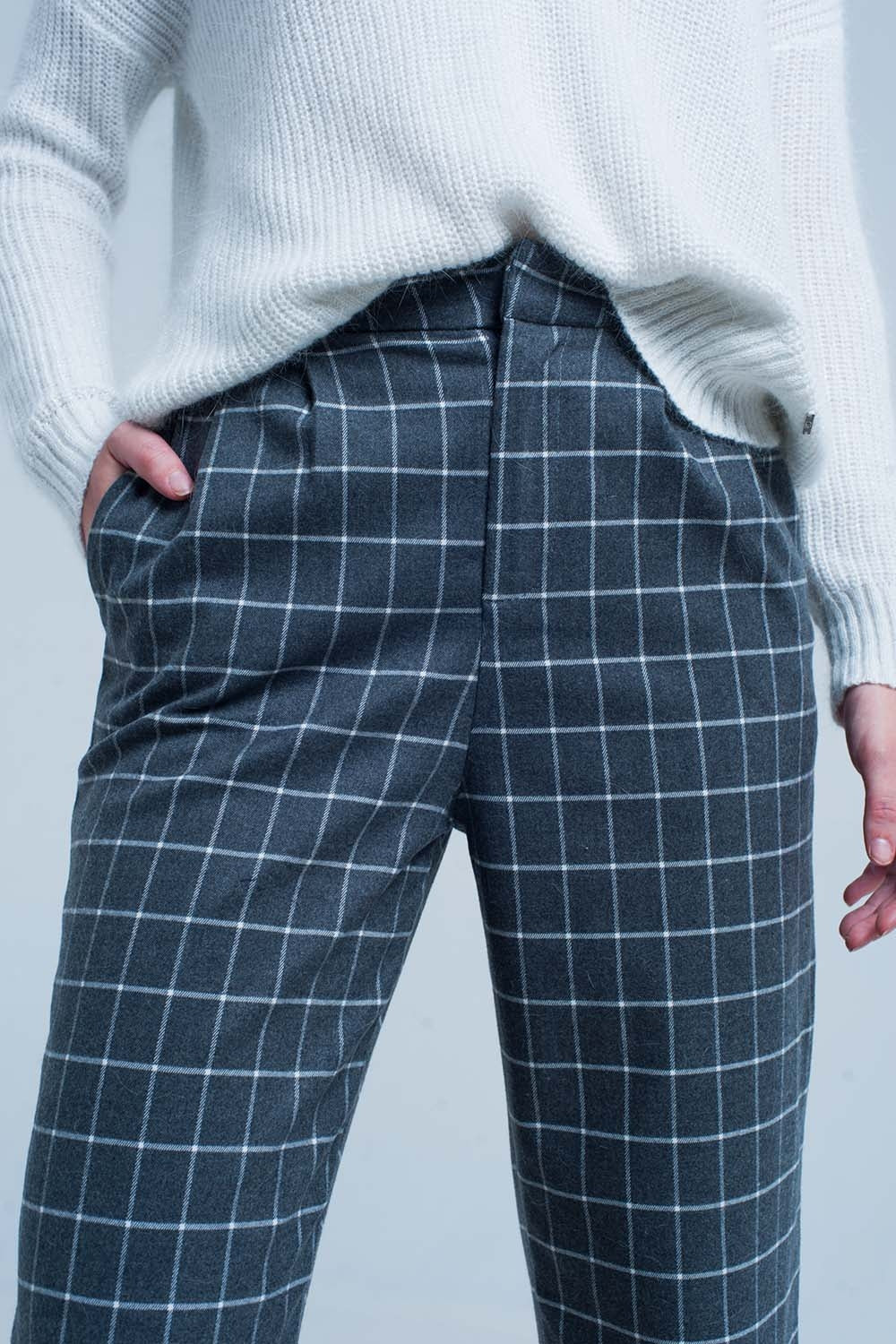 Pantalon gris à carreaux blanc