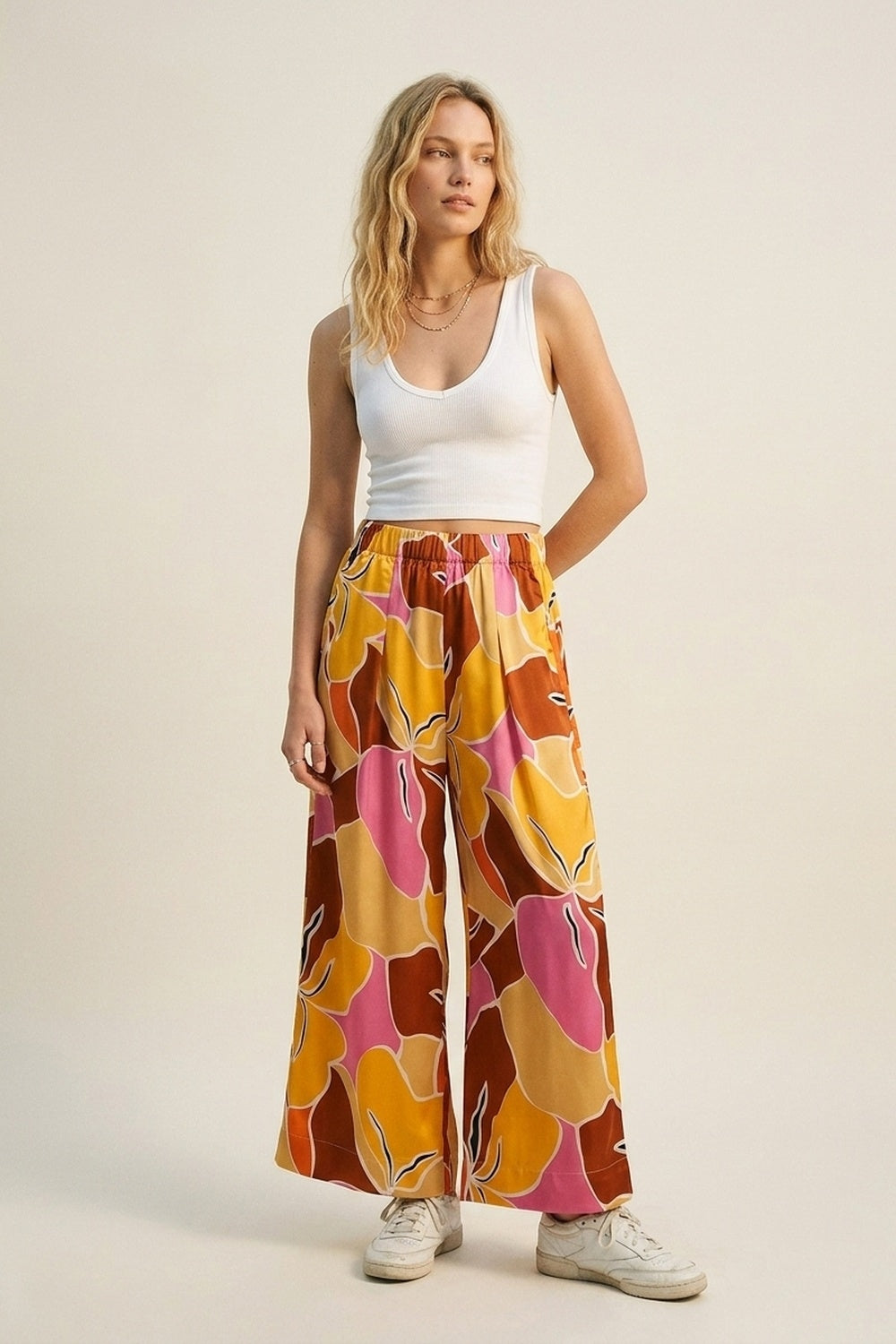 Pantalon large à imprimé tropical dans des tons orange chaud