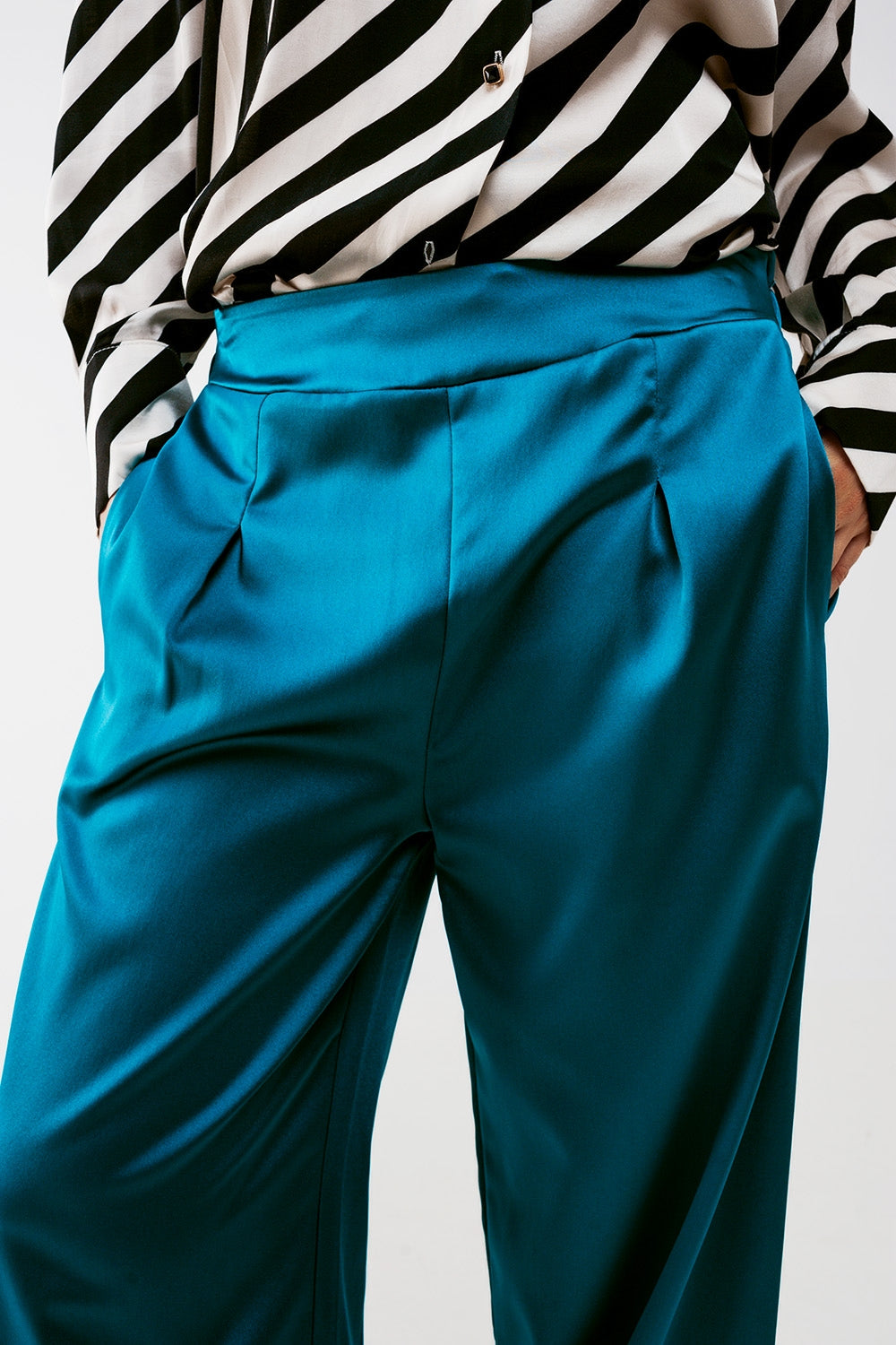 Pantalon large à pinces en satin bleu