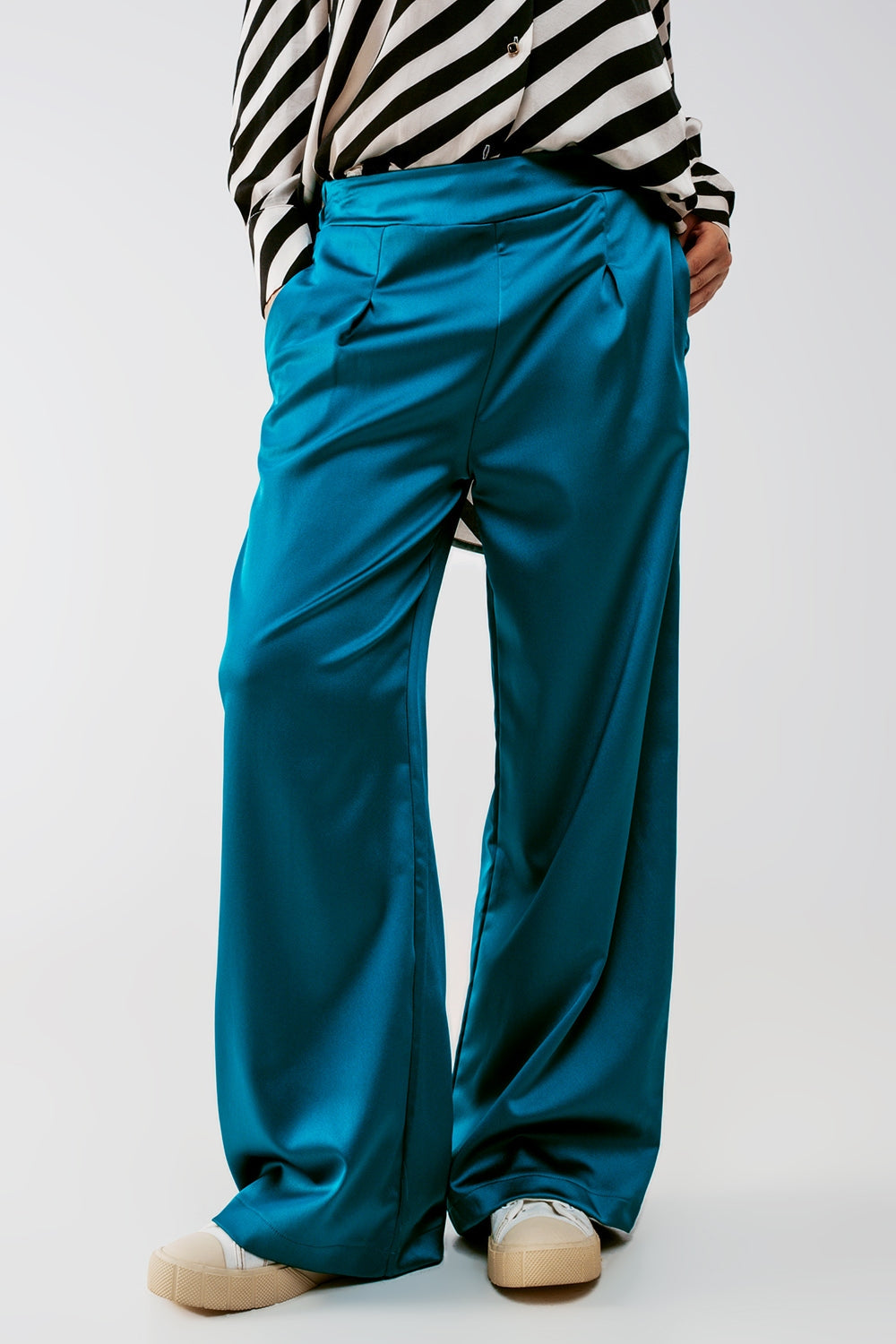 Pantalon large à pinces en satin bleu