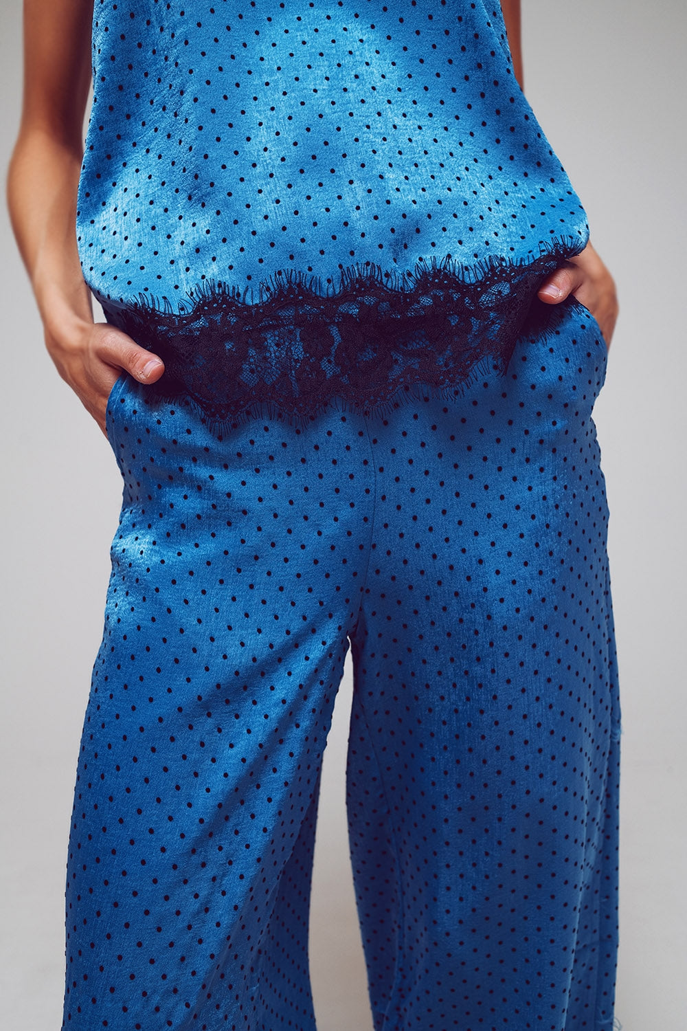 pantalon large à pois avec dentelle aux ourlets