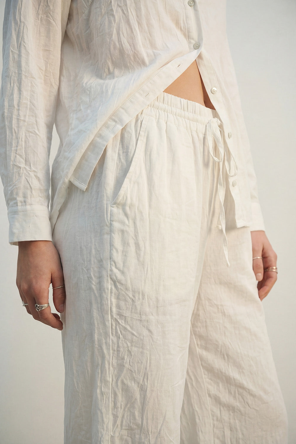 Pantalon large à taille élastique léger et froissé de couleur crème