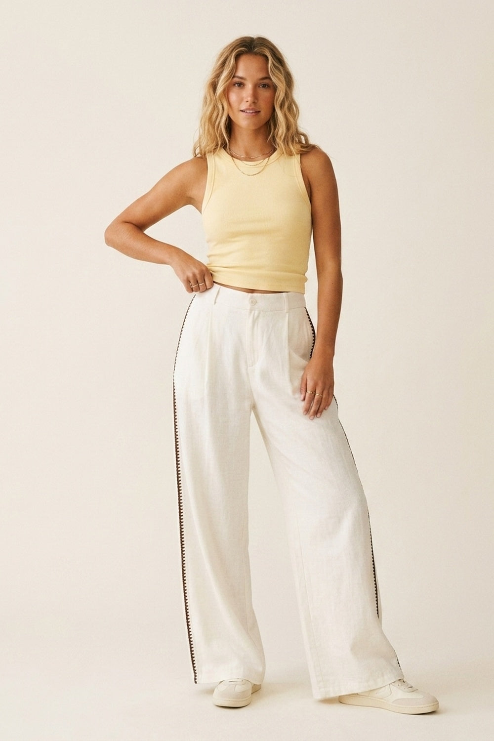 Pantalon large blanc avec détail latéral en zigzag marron