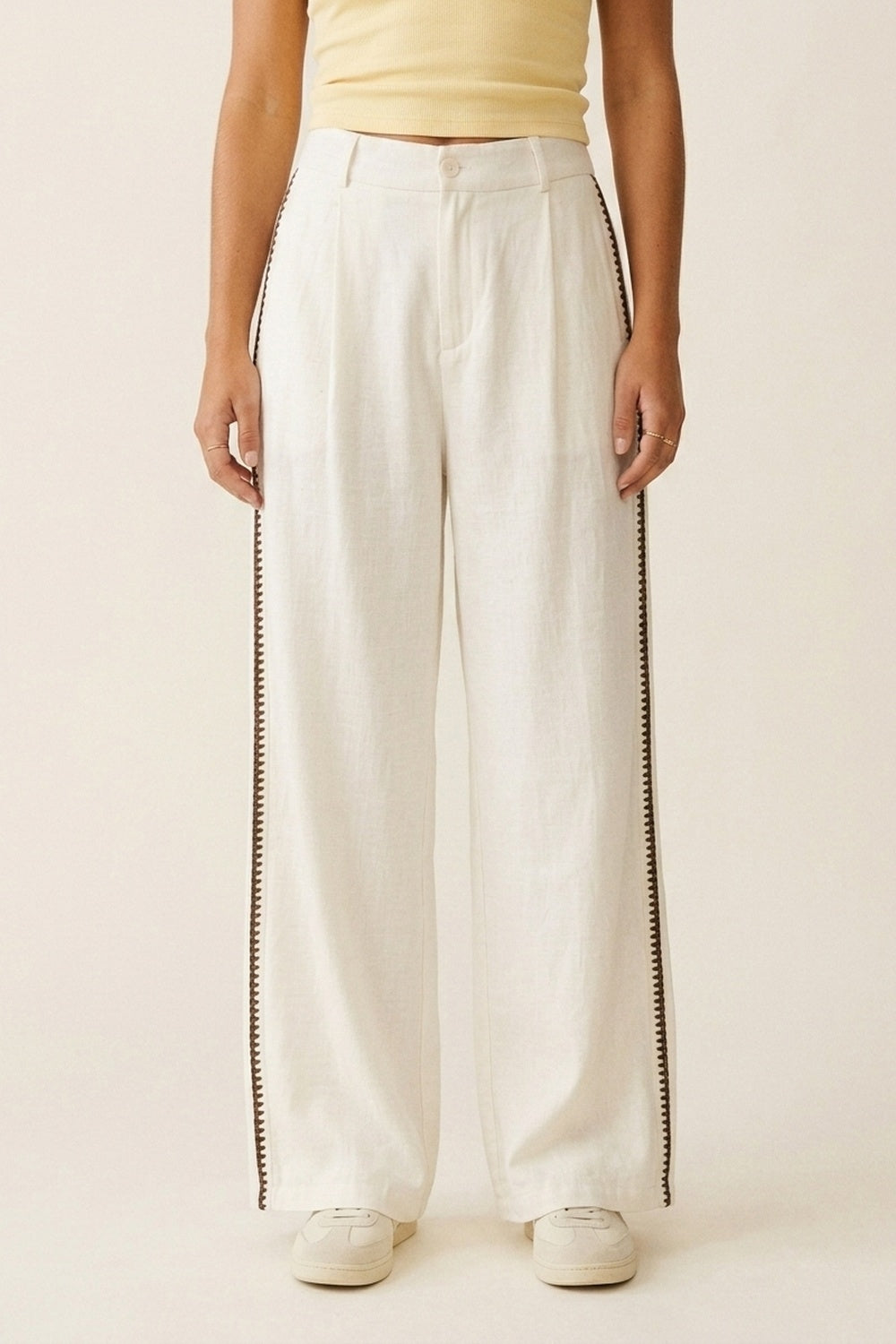 Q2 Pantalon large blanc avec détail latéral en zigzag marron