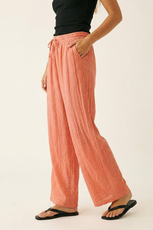 Q2 Pantalon large corail en tissu froissé transparent