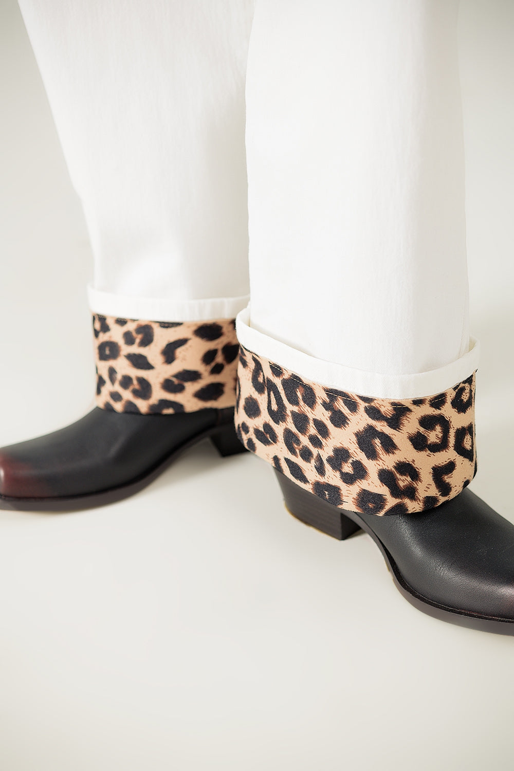Pantalon large crème avec imprimé léopard en bas