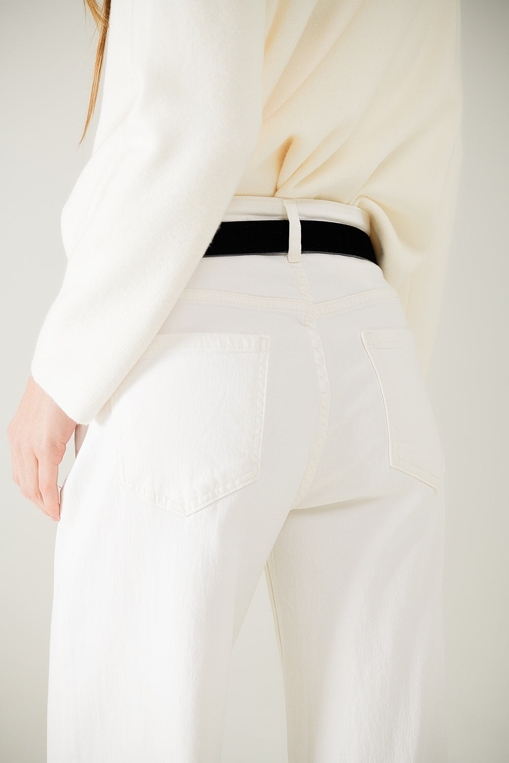 Pantalon large crème avec imprimé léopard en bas