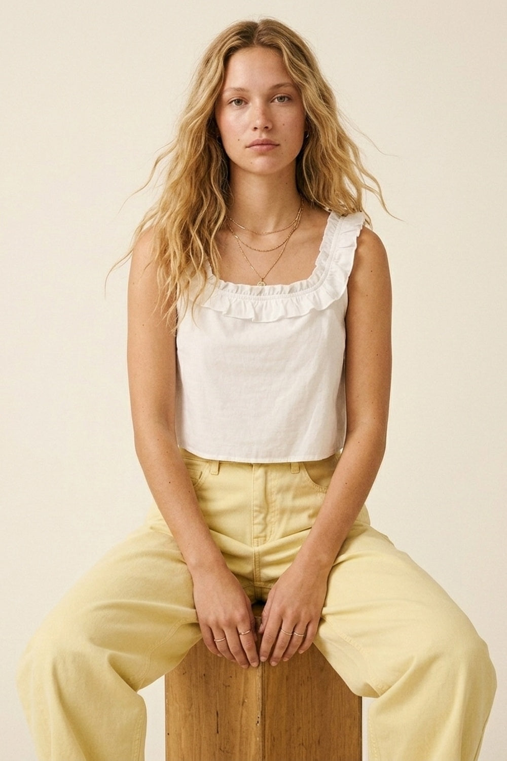 Pantalon large en coton jaune clair avec couture latérale