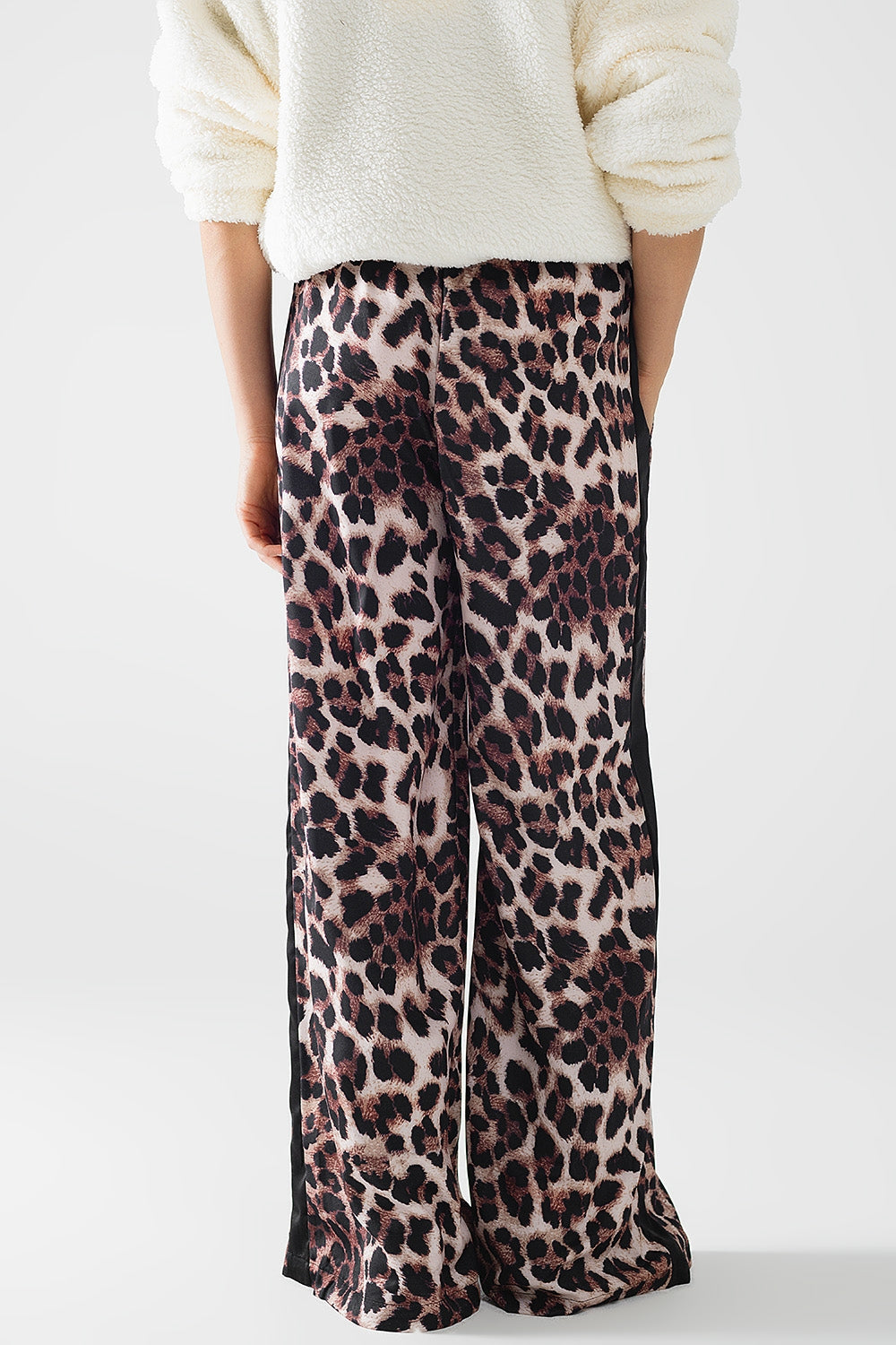 Pantalon large en léopard avec bande latérale en satin