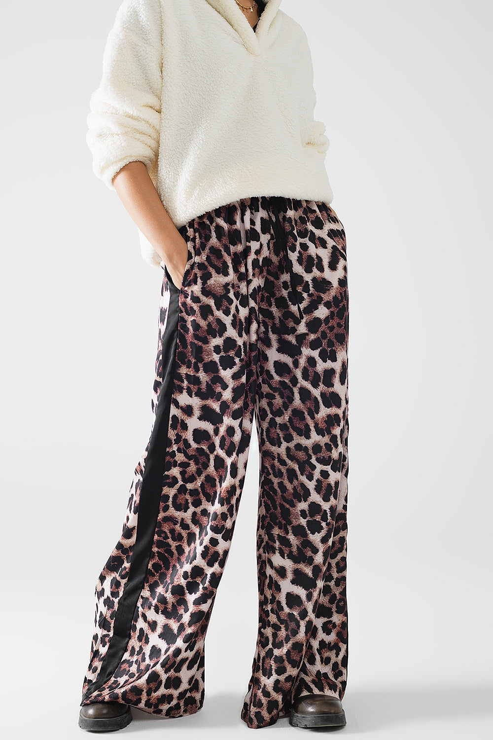 Pantalon large en léopard avec bande latérale en satin