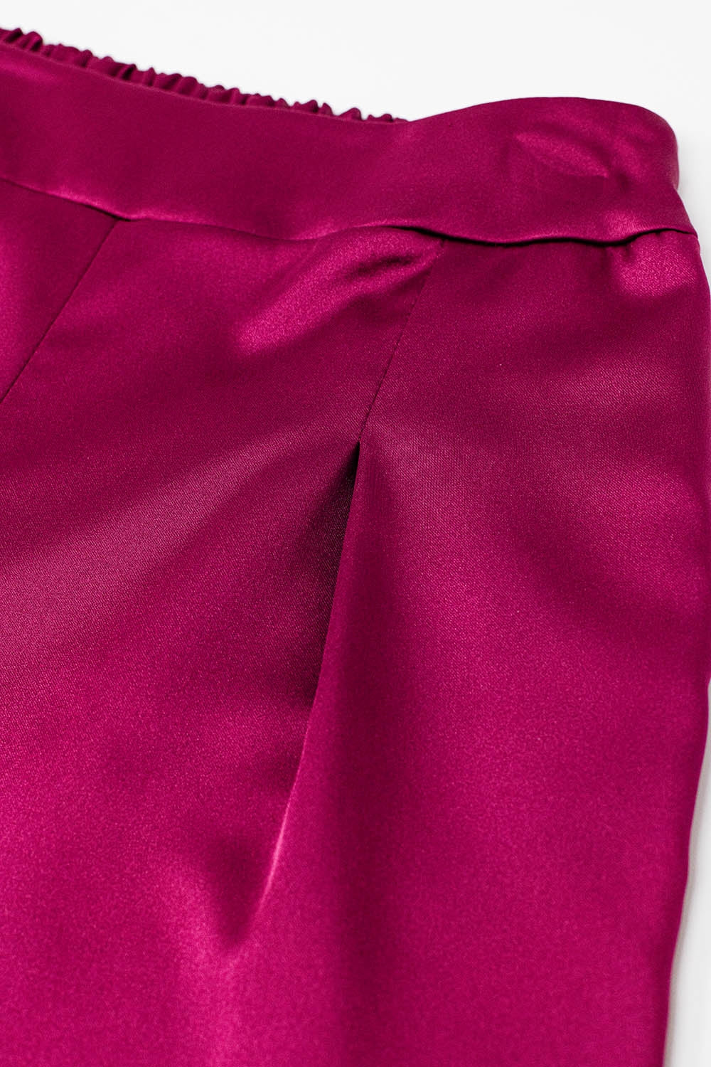 Pantalon large en satin taille haute framboise