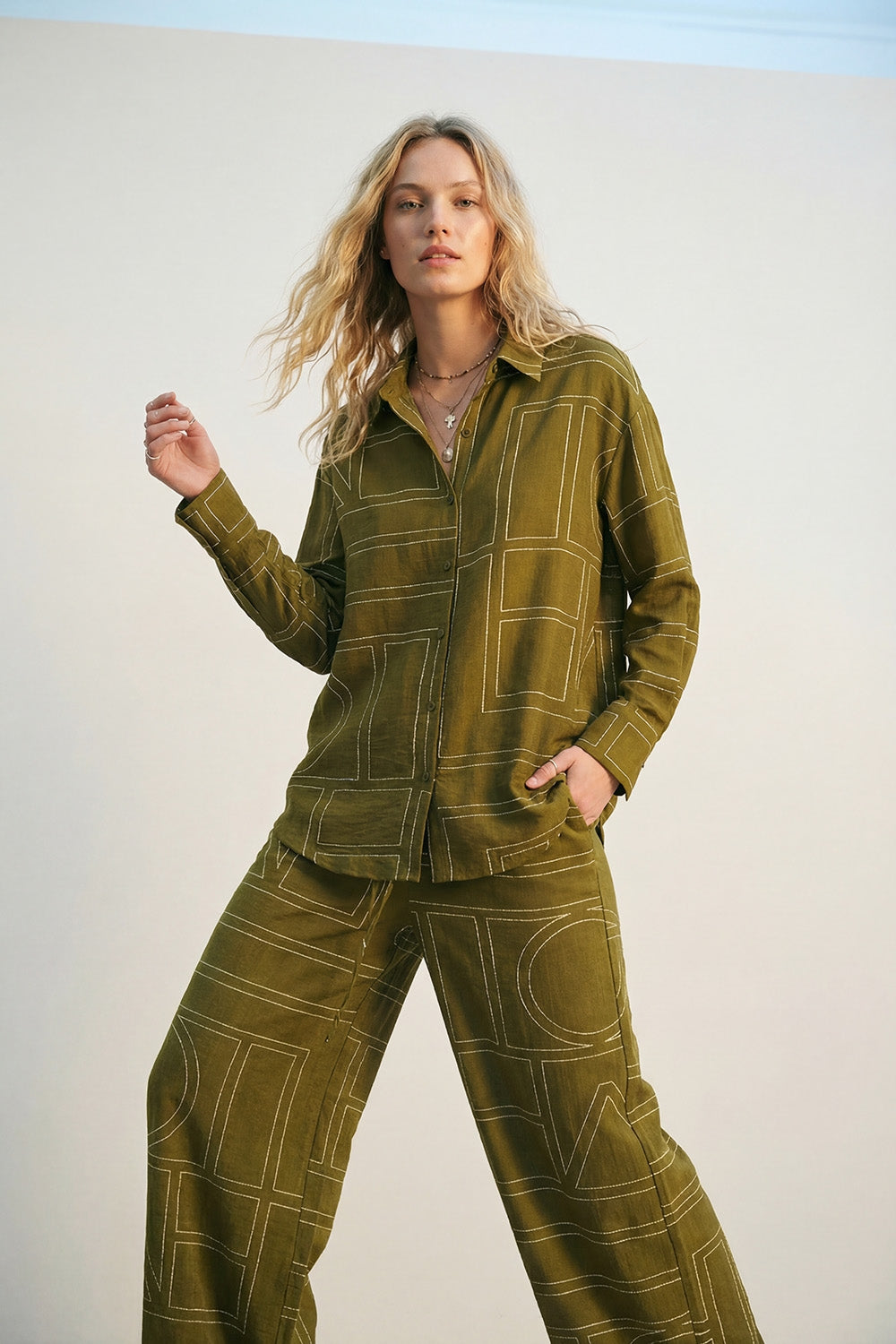 Pantalon large en tissu fin Olive Fluid avec imprimé graphique