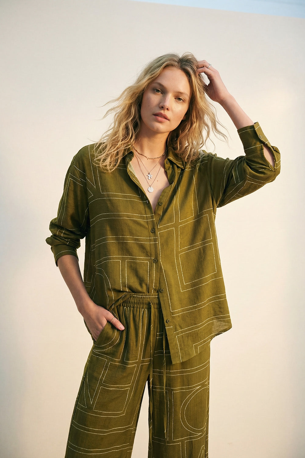 Pantalon large en tissu fin Olive Fluid avec imprimé graphique