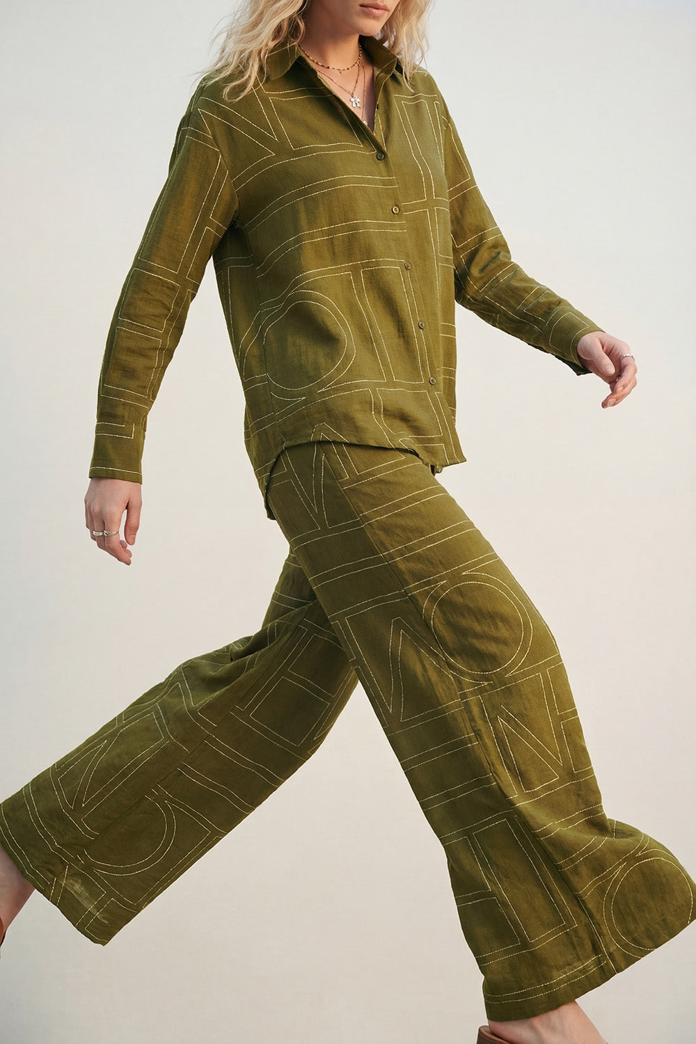 Q2 Pantalon large en tissu fin Olive Fluid avec imprimé graphique