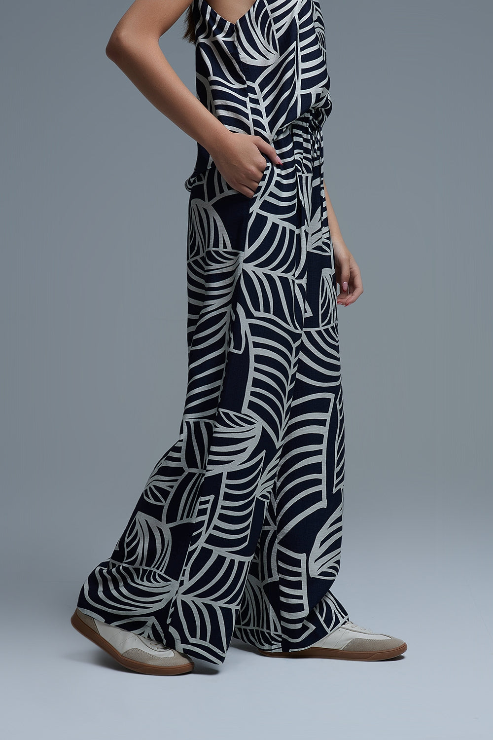 Pantalon large marine et blanc avec imprimé feuilles blanches