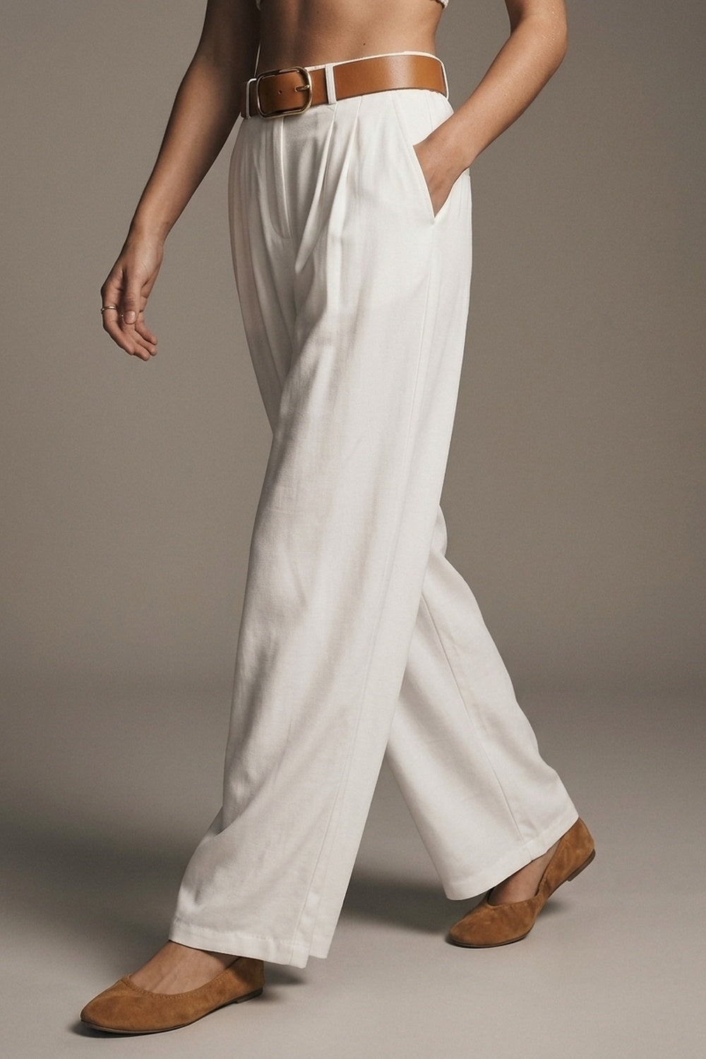 Pantalon large plissé avec ceinture en tissu léger tissé en blanc